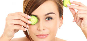استخدام شرائح الخيار و استخدام أكياس الشاي صورة: استخدام شرائح الخيار و استخدام أكياس الشاي