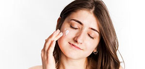 صورة: التقشير الكيميائي و الكريمات الموضعية