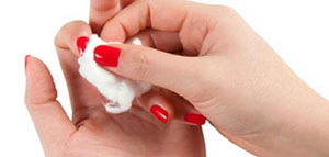 طريقة تغليف الأصابع و طريقة القطن و العناية بالأظافر بعد إزالة المناكير صورة: طريقة تغليف الأصابع و طريقة القطن و العناية بالأظافر بعد إزالة المناكير