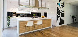 صورة: لون الجدران و خزائن المطبخ و الطاولة والستائر