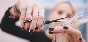 صورة: كيف أقص شعري بنفس الطول و كيف أقص شعري مدرج طويل