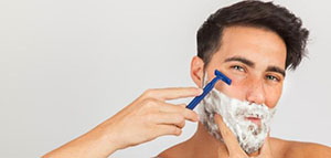 صورة: استخدام شفرات الحلاقة و استخدام الشمع