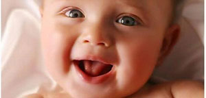 صورة: إرضاع الطفل حديث الولادة و تغيير الحفاضات باستمرار