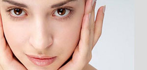 صورة: وضع المكياج و طرق ترطيب بشرة الوجه قبل المكياج