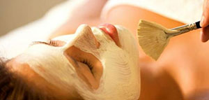 صورة: حب الشباب و فوائد ماء الورد للبشرة و فوائد النشا للبشرة