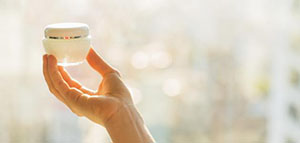 صورة: ماسك الزبادي و ماسك الليمون والسكر و ماسك الخيار والزبادي