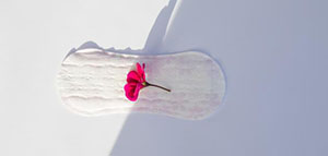 صورة: عدم انتظام الدورة الشهرية و الهبات الساخنة