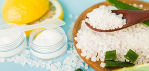 صورة: صودا الخبز و مقشر الليمون والملح و قناع الكركم والعسل