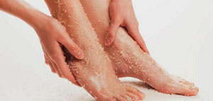 صورة: وصفات لإزالة الجلد الميت و استخدام مرطبات الجسم