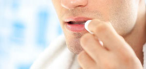 صورة: عدم شرب الماء و لعق الشفاه وتقشيرها و تناول بعض الأدوية