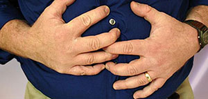 صورة: انتفاخ البطن و أسباب تجمع الغازات في الجهاز الهضمي