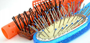 صورة: أضرار تمشيط الشعر وهو مبلل و طرق صحية لتمشيط الشعر الرطب