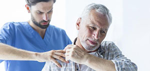 صورة: أسباب ألم الكتف و نصائح لتخفيف ألم الكتف