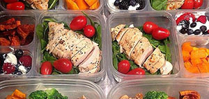 صورة: تناول وجبة فطور كبيرة و تنظيم وقت الوجبات اليومية