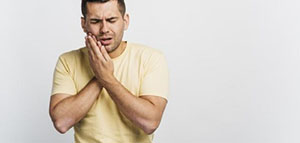 صورة: ما تقرحات الفم و التقرحات الفموية و ما أسباب تقرحات الفم