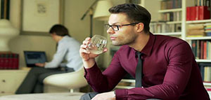 صورة: الماء و فوائد شرب الماء عند الجلوس و أضرار شرب الماء عند الوقوف