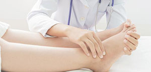 صورة: تورم القدمين و أسباب تورم الساقين و مسببات أخرى التورم القدمين