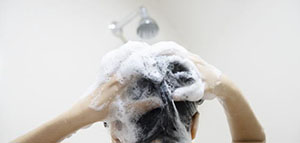 صورة: زيادة عدد مرات غسل الشعر و تجنب منتجات الشعر التي تحتوي على السيليكون