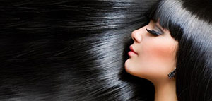 صورة: البيض و الحناء و غسل الشعر و تدليك فروة الرأس